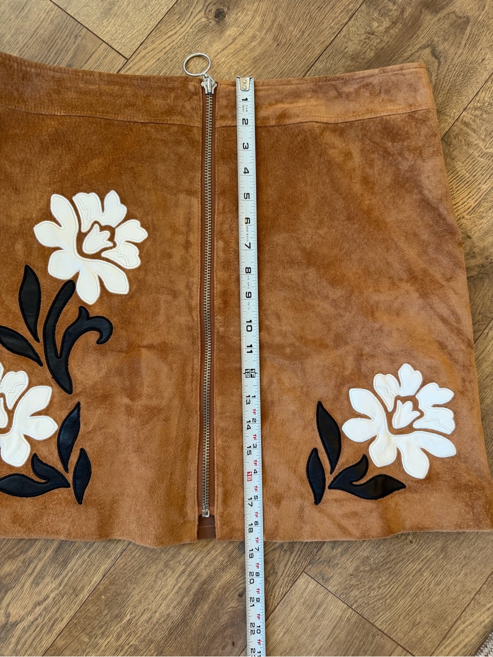 Brown suede mini skirt with floral design and large front zipper detail, Sz 14 - Picture 5 of 6